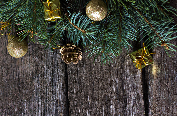 Vánoční složení. Jedle větve a vánoční ozdoby na pozadí dřevěných desek - Fotografie, Obrázek