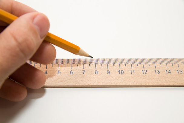 Ανδρικά αριστερό χέρι κρατούν ένα μολύβι πάνω από λευκό - Φωτογραφία, εικόνα