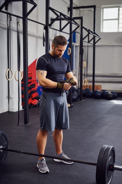 Heavy strong man in gym - Фото, изображение