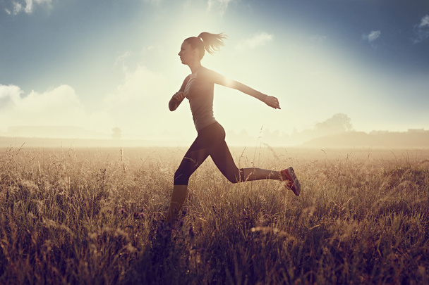 Jovem mulher em forma correndo
 - Foto, Imagem