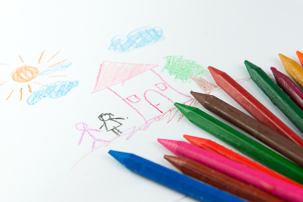 Kid tekening van huis en mensen - Foto, afbeelding