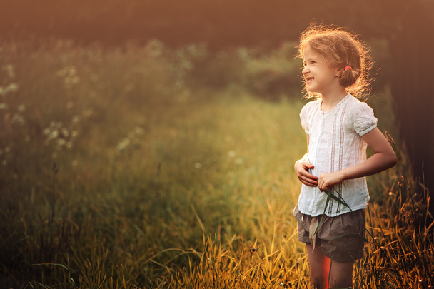 Cute happy 5 years old child girl on the walk in summer - Фото, зображення