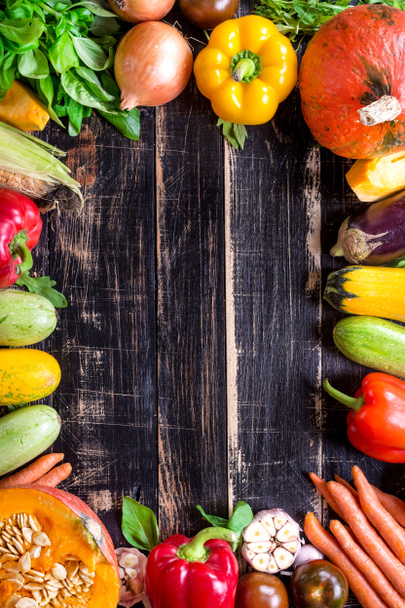Verduras frescas sobre una mesa rústica de textura oscura. Fondos de otoño
 - Foto, Imagen
