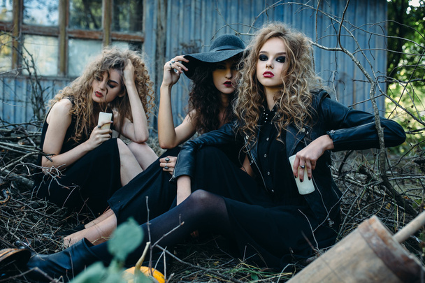 tres mujeres vintage como brujas
 - Foto, imagen