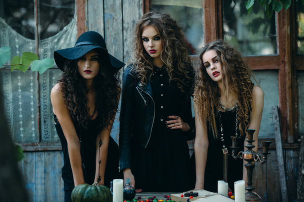 três bruxas à mesa
 - Foto, Imagem