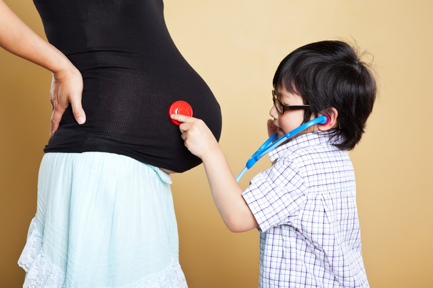 ciąży Azji matki i syna - Zdjęcie, obraz