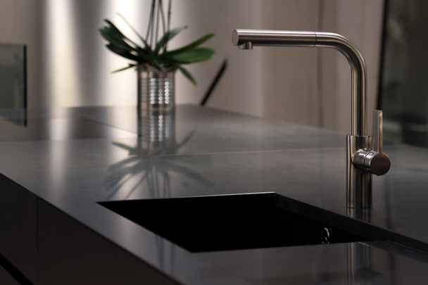 Granit-Waschbecken und stilvoller Wasserhahn - Foto, Bild