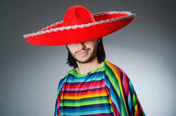 Mexicano engraçado usando chapéu sombrero
 - Foto, Imagem