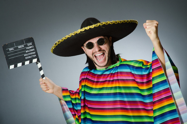 Hombre mexicano con tablero de cine
 - Foto, imagen