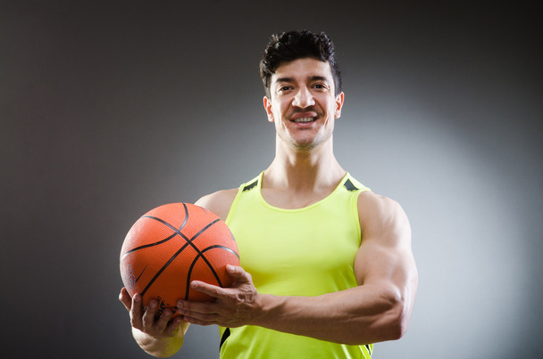 Baloncesto muscular en el concepto deportivo
 - Foto, imagen
