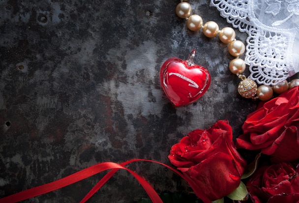 Kunst-Valentinstag-Grußkarte mit roten Rosen und rotem Herz - Foto, Bild