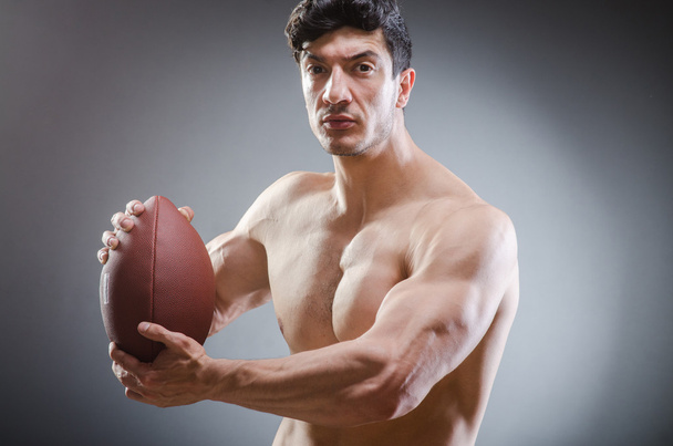 Homme musclé avec football américain
 - Photo, image