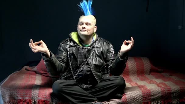 Grappige punk maken youga - Video