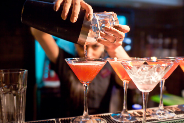 De barman meisje bereidt een cocktail in de nachtclub - Foto, afbeelding