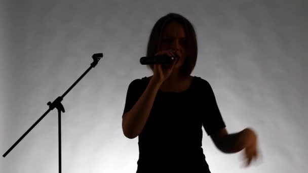 Video-ból egy lány énekel microphne - Felvétel, videó