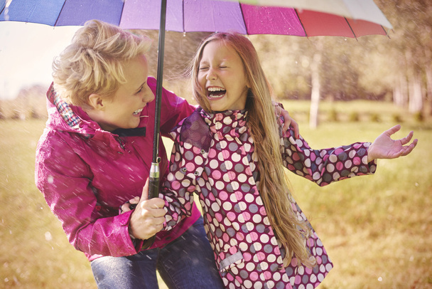 Мати з дочкою в дощову погоду
 - Фото, зображення