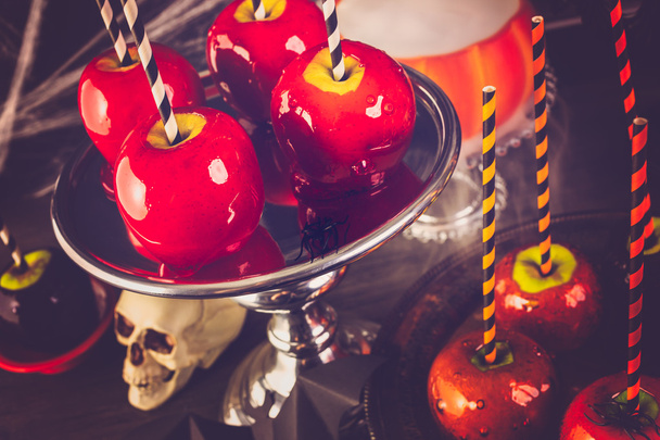 Стол с цветными яблоками конфеты
 - Фото, изображение