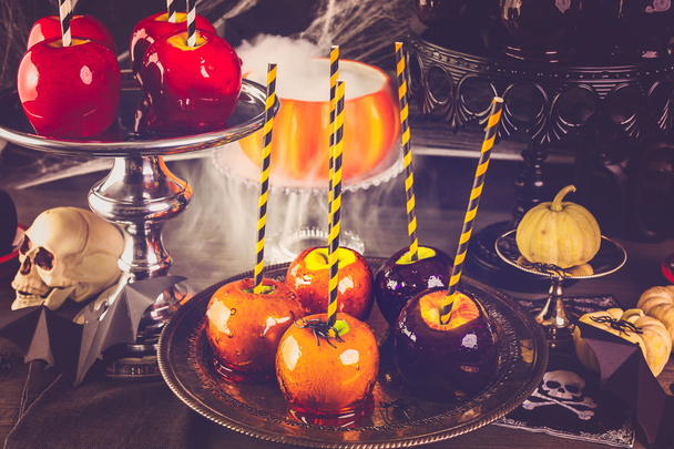 Mesa com maçãs doces coloridas
 - Foto, Imagem
