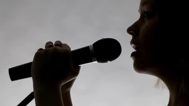 Видео девушки с микрофоном поющей крупным планом
 - Кадры, видео