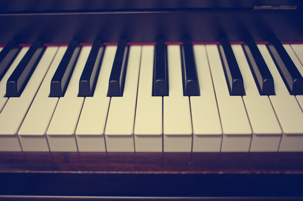 primo piano dei tasti del pianoforte. chiudi vista frontale: Vintage filter
 - Foto, immagini