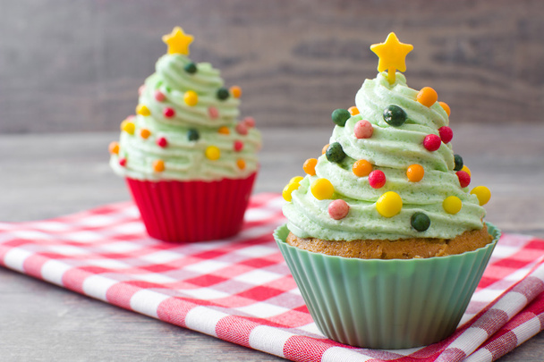 Cupcakes met kerstboom vorm op hout - Foto, afbeelding