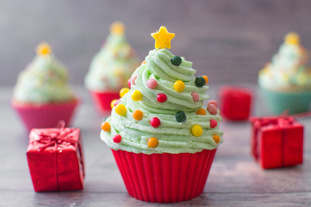 Cupcakes con forma de árbol de Navidad en madera
 - Foto, imagen