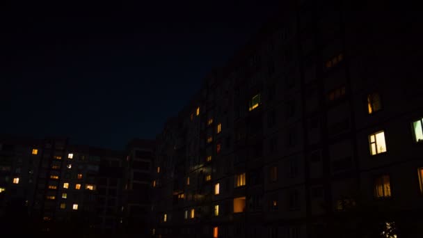 tijdspanne van multistorey gebouw met wisselende venster verlichting 's nachts. - Video