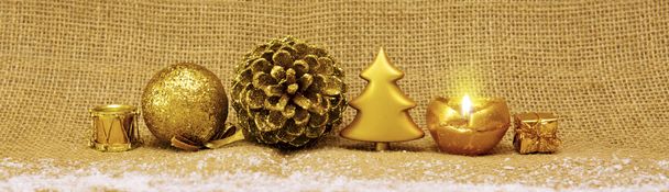 黄金のクリスマスの装飾と出現キャンドル. - 写真・画像