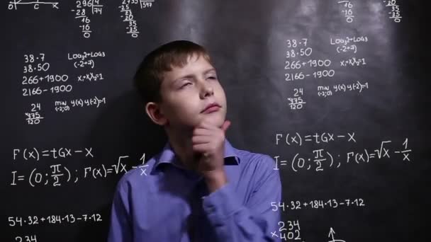 Tanuló tinédzser fiú azt hiszi, hogy tudományos képlet matematika probléma Infographics - Felvétel, videó