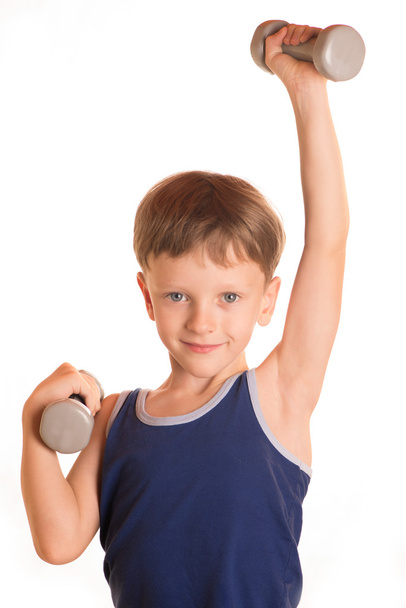 Junge blaues Hemd bei Übungen mit Kurzhanteln über weißem Rücken - Foto, Bild