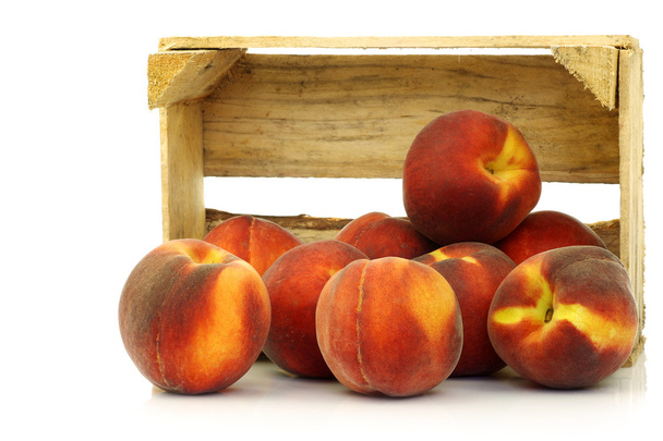 木製の箱で収穫された新鮮な桃 - 写真・画像