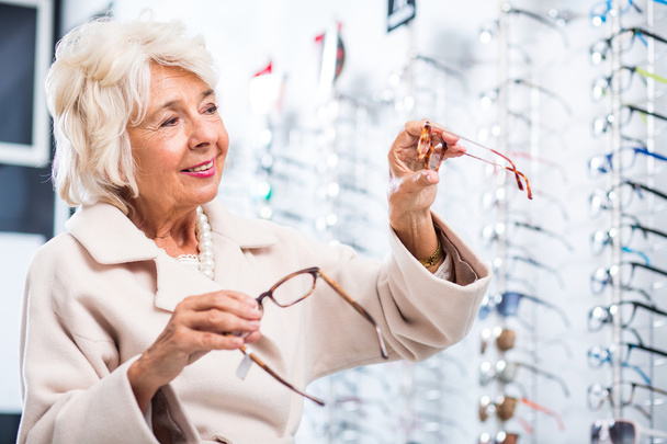 Female customer in optician store - Foto, afbeelding