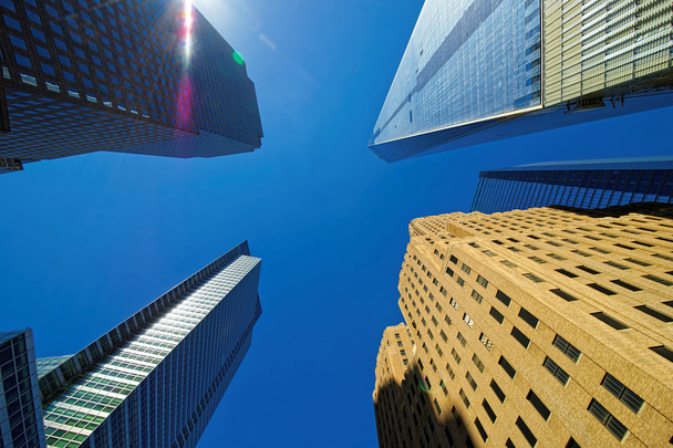 Wolkenkrabbers oprijzen naar hemel op Lower Manhattan - Foto, afbeelding