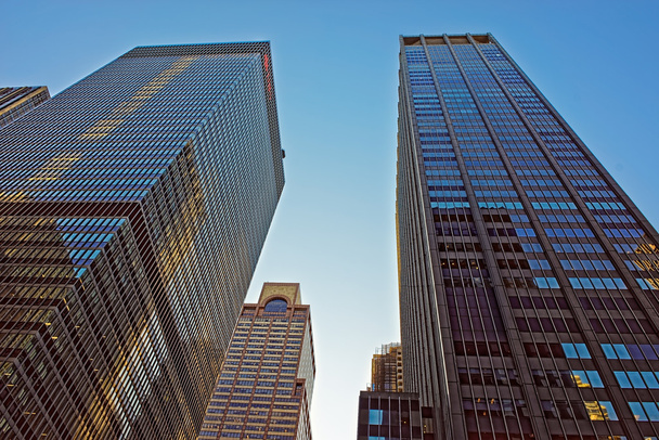 Ουρανοξύστες που υψώνονται βαθύ γαλάζιο ουρανό στη Νέα Υόρκη - Φωτογραφία, εικόνα