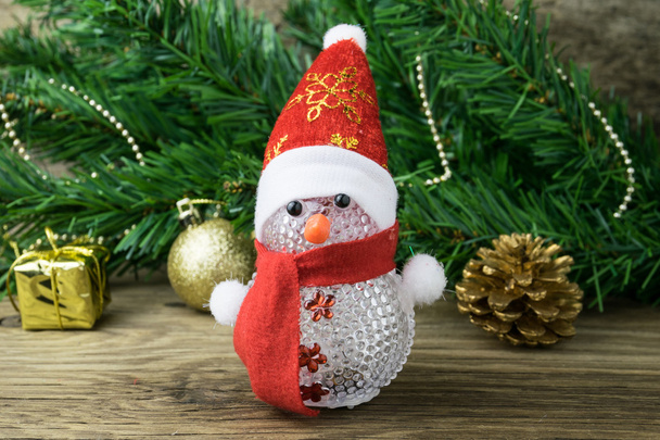 Christmas snowman speelgoed en kerstversiering op oude houten ba - Foto, afbeelding