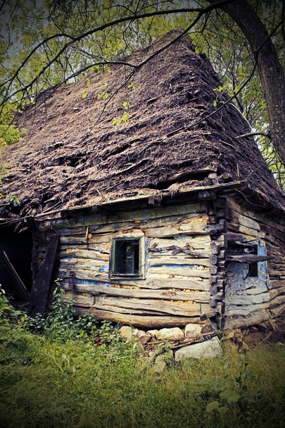 casa de montaña rumana tradicional abandonada
 - Foto, imagen
