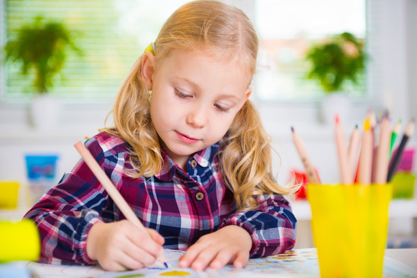 Cute girl drawing at school - Fotoğraf, Görsel