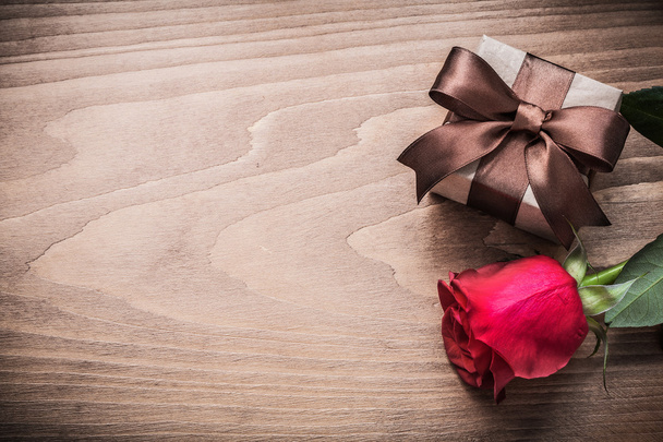 Gift box and red rose - Фото, изображение