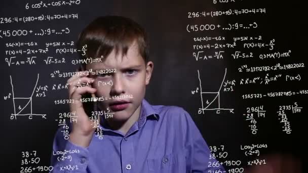 Studentské boy teen mluvící telefon věda matematický vzorec problém matematické infografika - Záběry, video