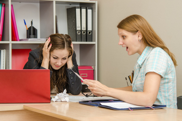 Tyytymättömät asiakkaat ihmettelevät ja itkevät lukiessaan asiakirjaa toimistossa
 - Valokuva, kuva
