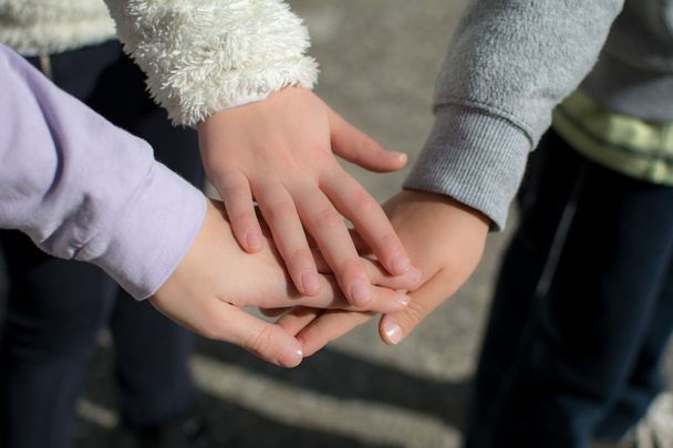 Діти тримають руки разом
. - Фото, зображення