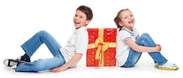 fiú és lány piros ajándék doboz és arany íj - holiday objektum koncepció elszigetelt - Fotó, kép
