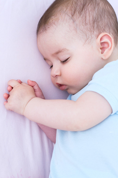 Piękne dziecko śpi na różowym tle - Zdjęcie, obraz