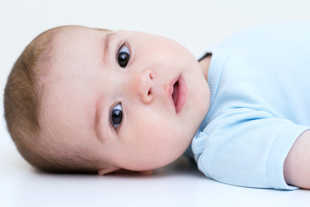 Adorável bonito bebê retrato no fundo branco
 - Foto, Imagem