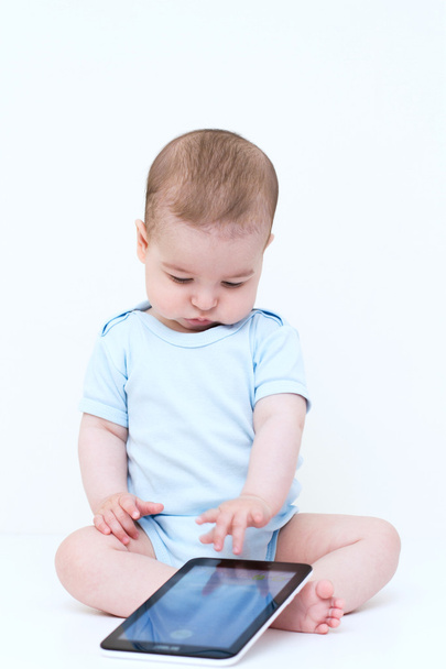 Baby playing with tablet on white background - Foto, afbeelding