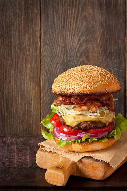 Hamburger on cutting board. - Foto, immagini