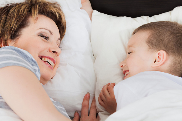 Mutter und ihr Sohn liegen im Bett - Foto, Bild
