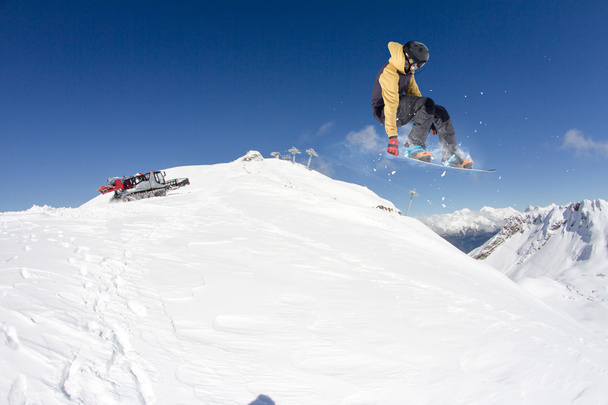 létající snowboardista na horách - Fotografie, Obrázek