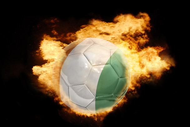 μπάλα ποδοσφαίρου με τη σημαία της cote divoire στην πυρκαγιά - Φωτογραφία, εικόνα