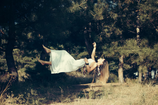 levitação menina na floresta
 - Foto, Imagem